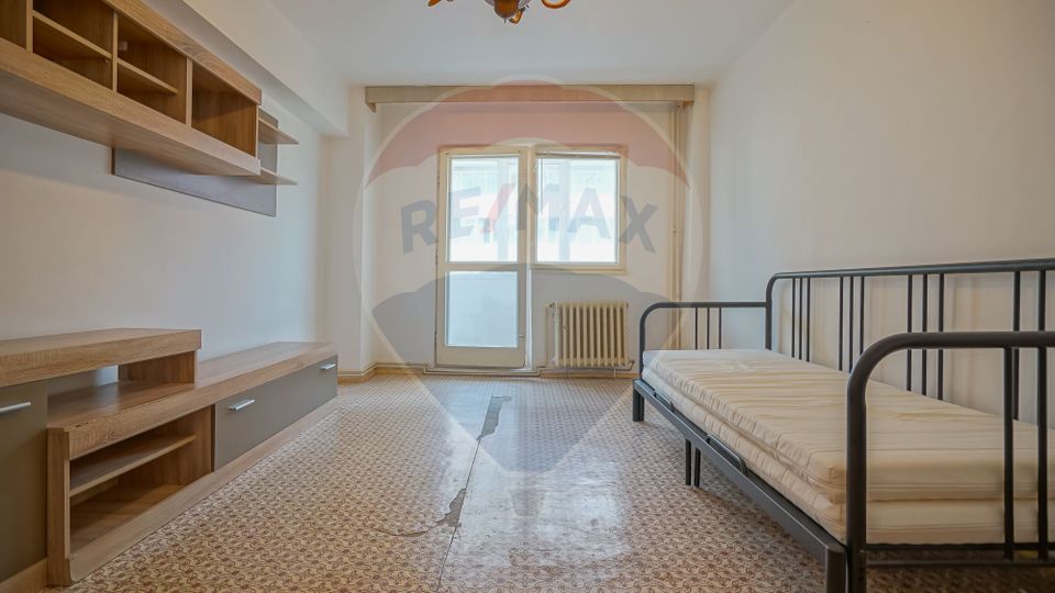 Apartament cu 4 camere de vânzare în zona Racadau