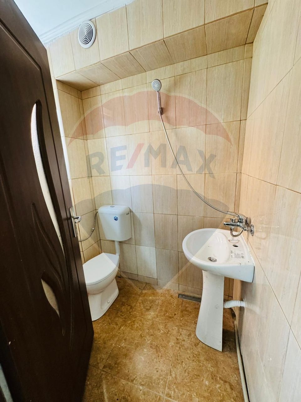 Hotel / Pensiune cu 9 camere de închiriat în zona Est