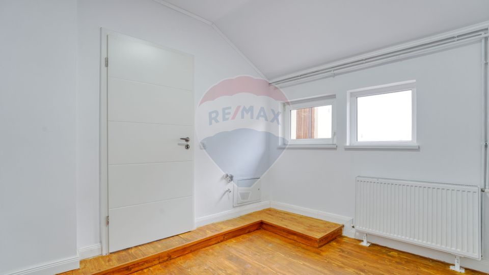 REZERVAT! Apartament generos, 6 camere, 3 băi, str Castelului