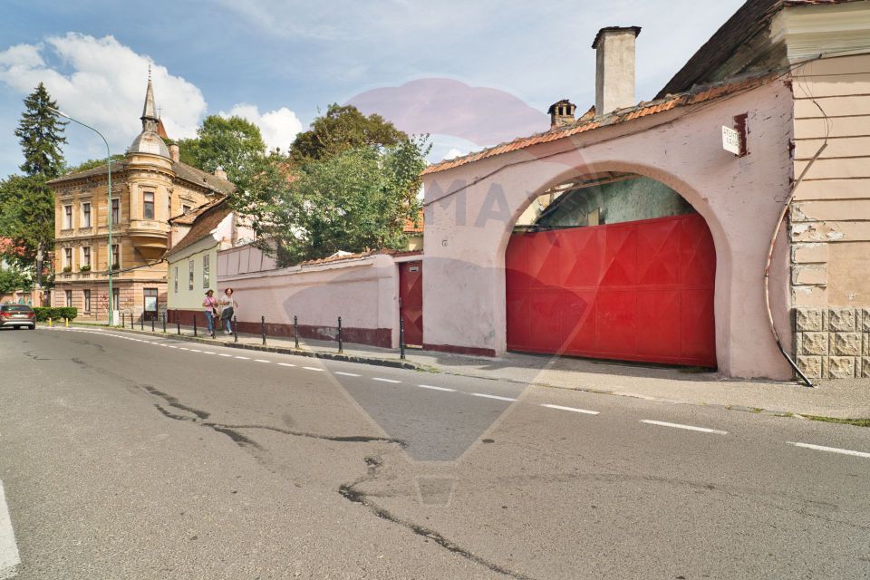 REZERVATA! Corp de casă de renovat, la intrarea pe strada De Mijloc