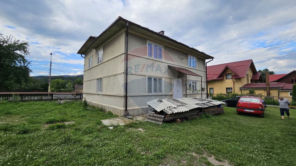 Casa 225 mp, teren intravilan 4822 mp C. Moldovenesc, Suceava