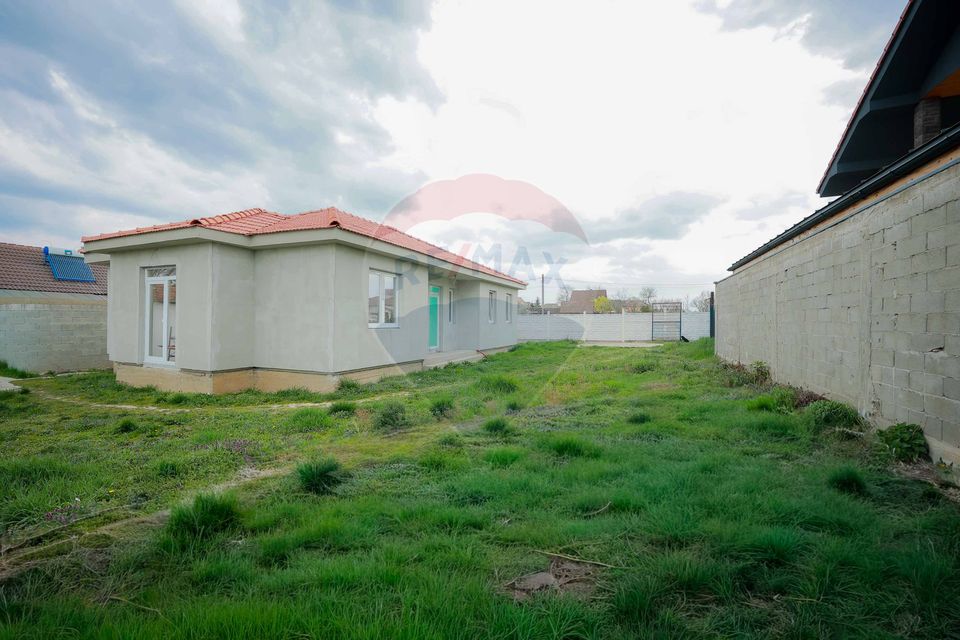 De vânzare casă semifinisată cu 3 camere, 455 mp teren, în Cihei