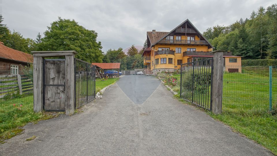 Vilă S+P+E+M | 878 mp utili | teren 1.404 mp | în Poiana Brașov