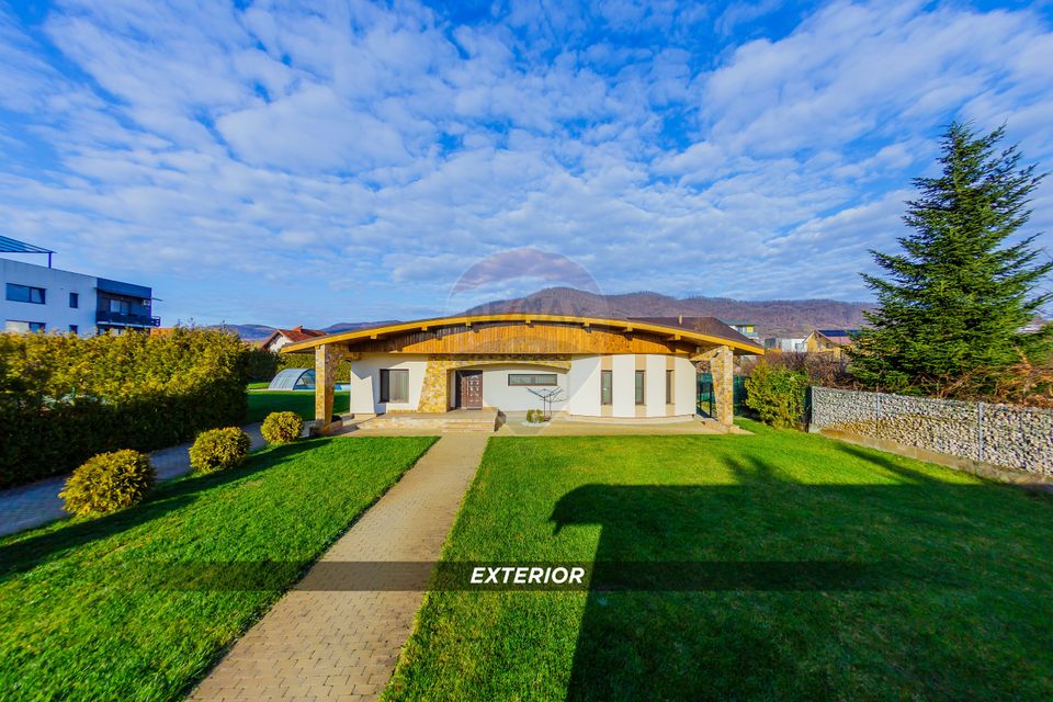 DE VANZARE Casa de Familie cu Piscina si Mult Spatiu Exterior