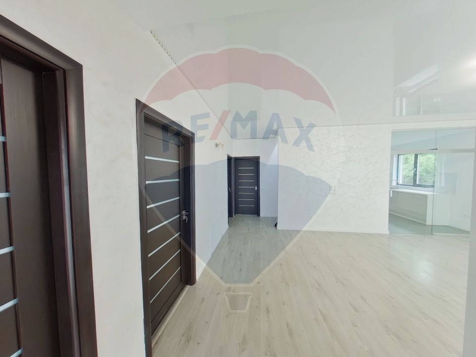 Casă / Vilă cu 4 camere de vânzare în zona Nord-Est