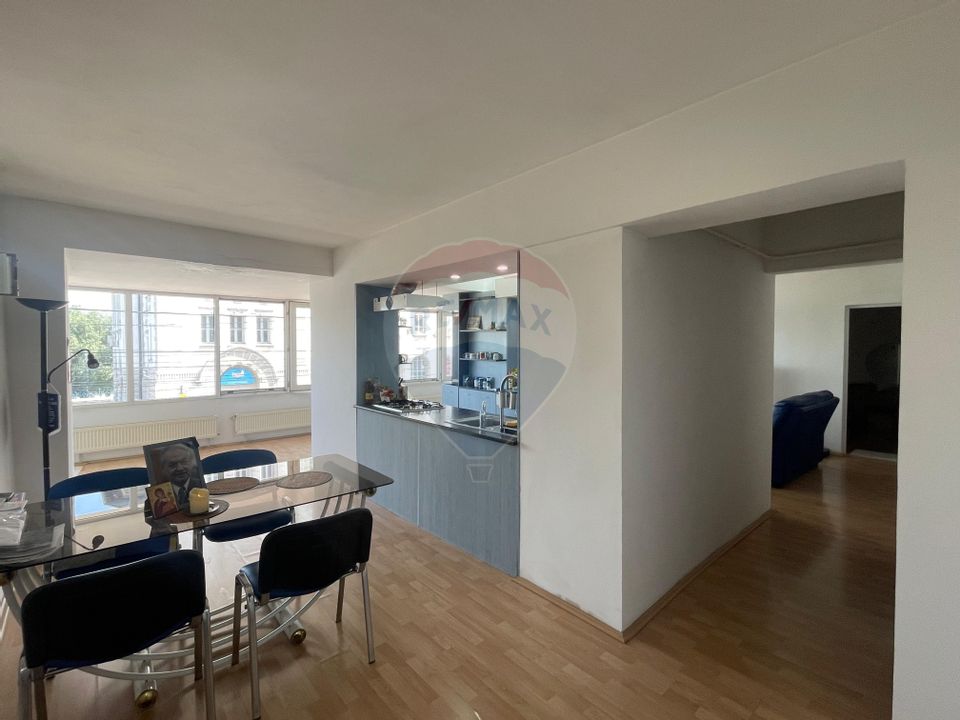 Apartament de vânzare Galați, 6 camere, Faleză - locuință sau birouri