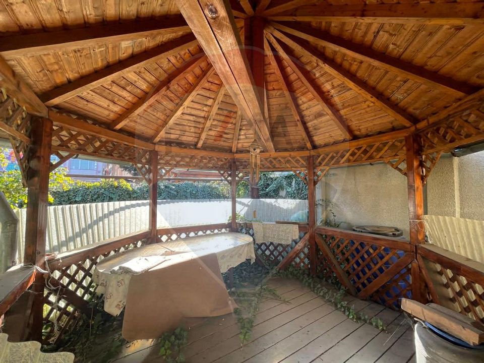 Casă / Vilă spațioasă cu curte generoasă în Urlați