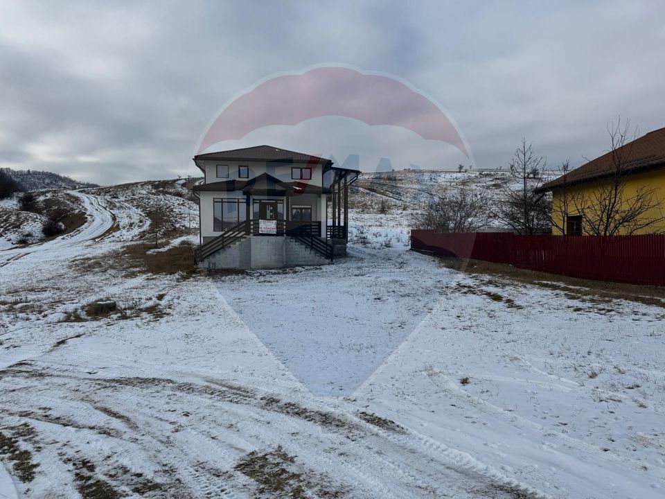 8 room House / Villa for sale, Darmanesti area