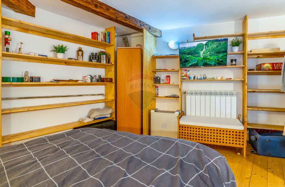 Casa  de vanzare cu 3 apartamente si spatiu comercial, Central