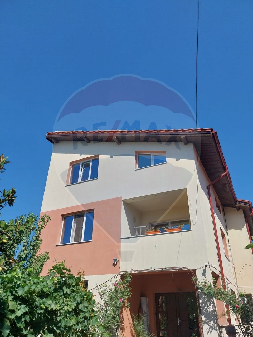 Casă / Vilă cu 9 camere de vânzare în zona 1 Mai