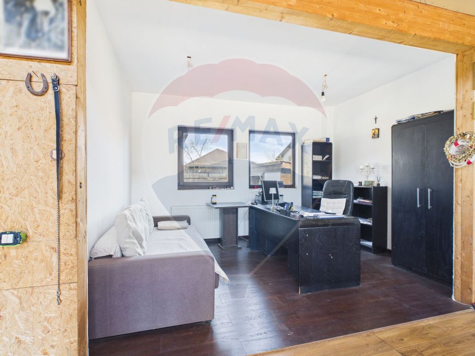 Vila Impunatoare multi-generationala cu Turnulet si Arhitectura Unica