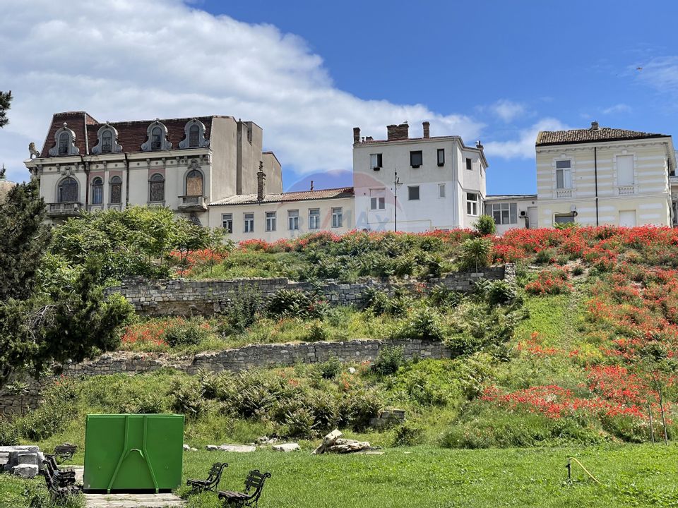 Duplex cu 9 camere de vânzare în zona Peninsula. D+P+E