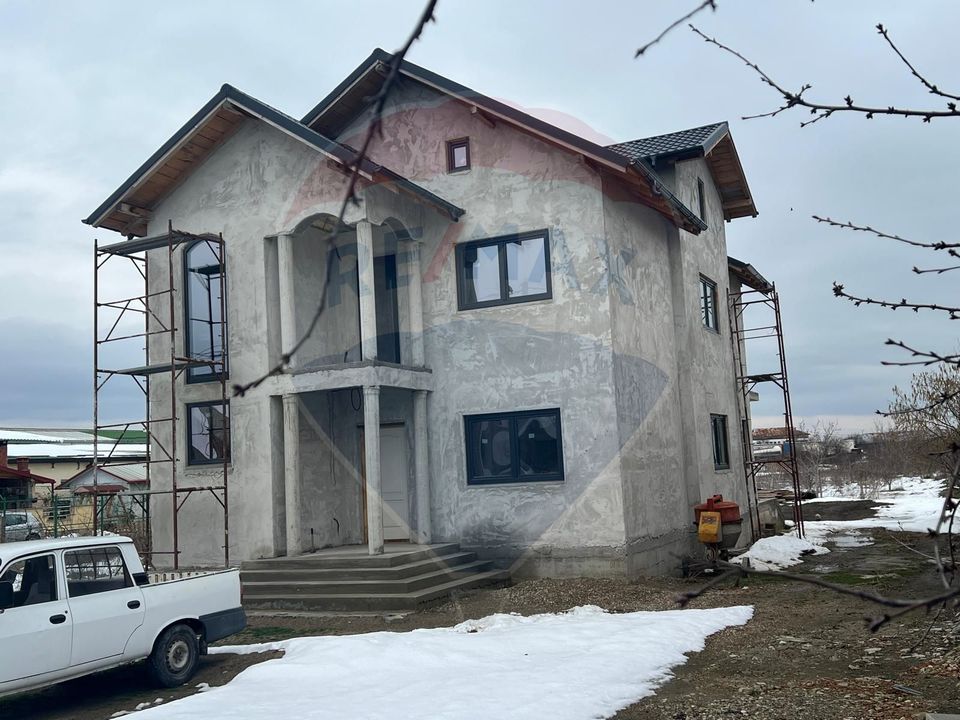 5 room House / Villa for sale, Est area