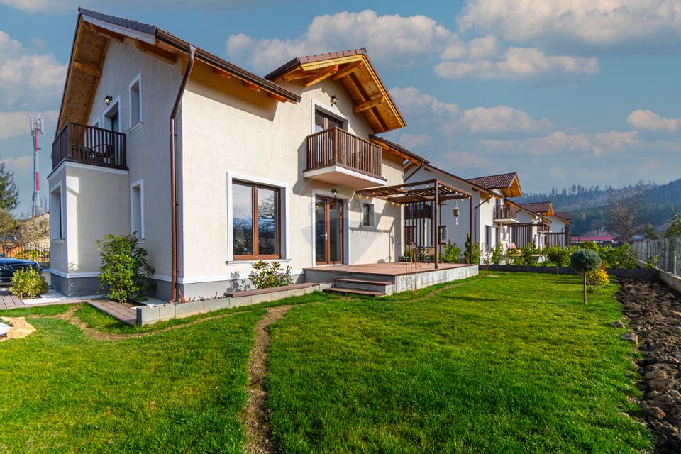 CASE NOI ÎN ARHITECTURĂ ALPINO-MODERNĂ CU ALEE PRIVATA | CRISTIAN