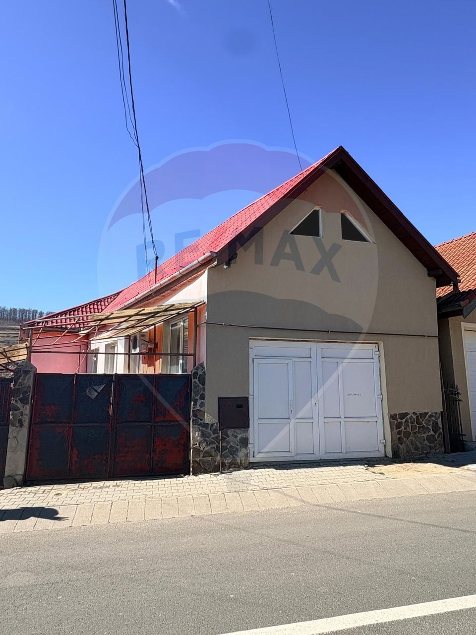 Casă cu curte generoasă și multiple posibilități – zona Moșnei