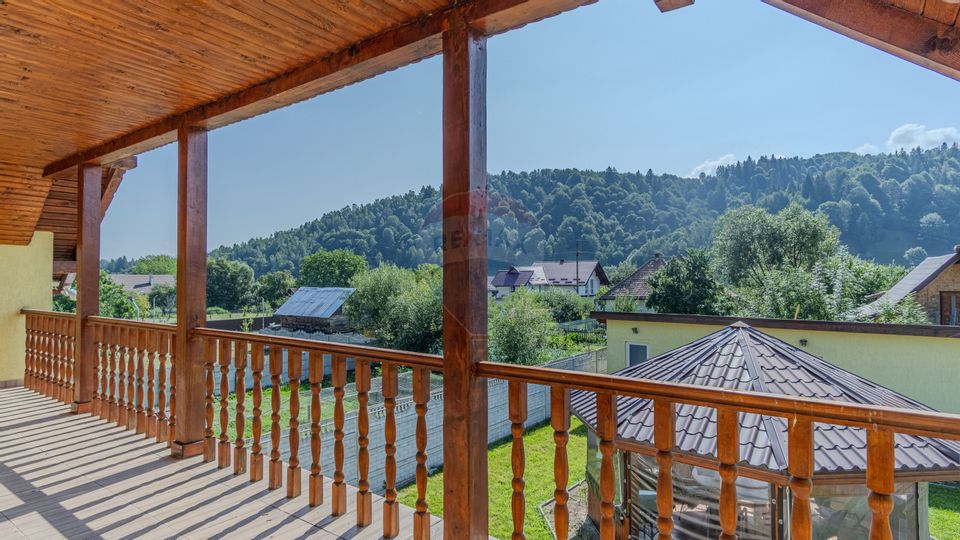 Casă / Vilă cu 10 camere de vânzare in Moieciu de Jos