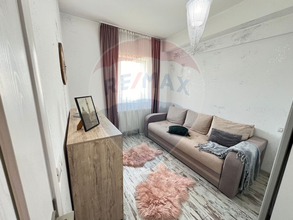 Apartament cu 3 camere cu CURTE PROPRIE  de vânzare în zona Tractorul