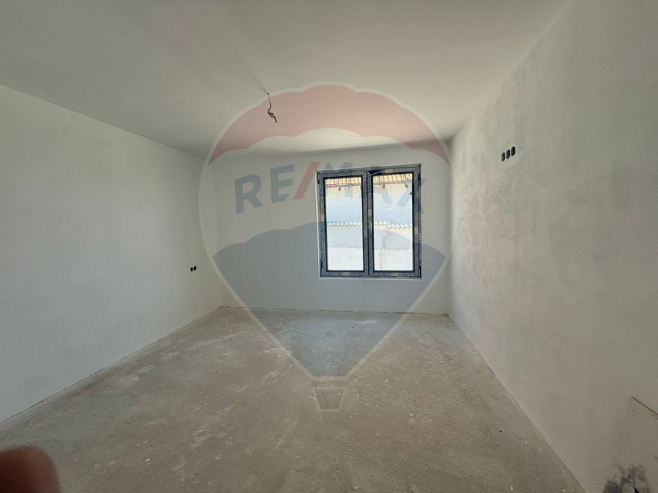 CASA INDIVIDUALA DE VANZARE IN SURA MICA