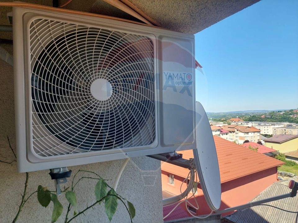 Apartament cu 4 camere decomandat de vânzare în Moinesti