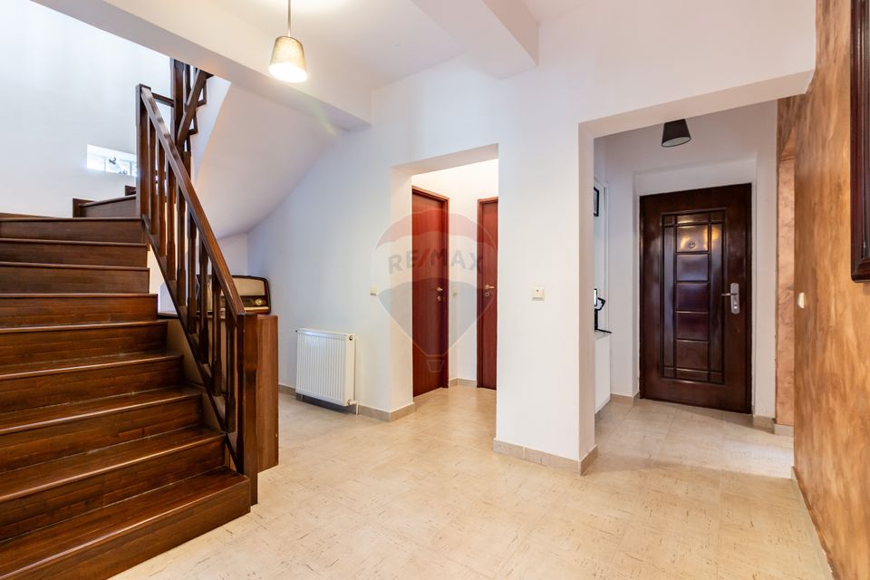 Villa for sale at the entrance to Mogosoaia, between two forests, lake