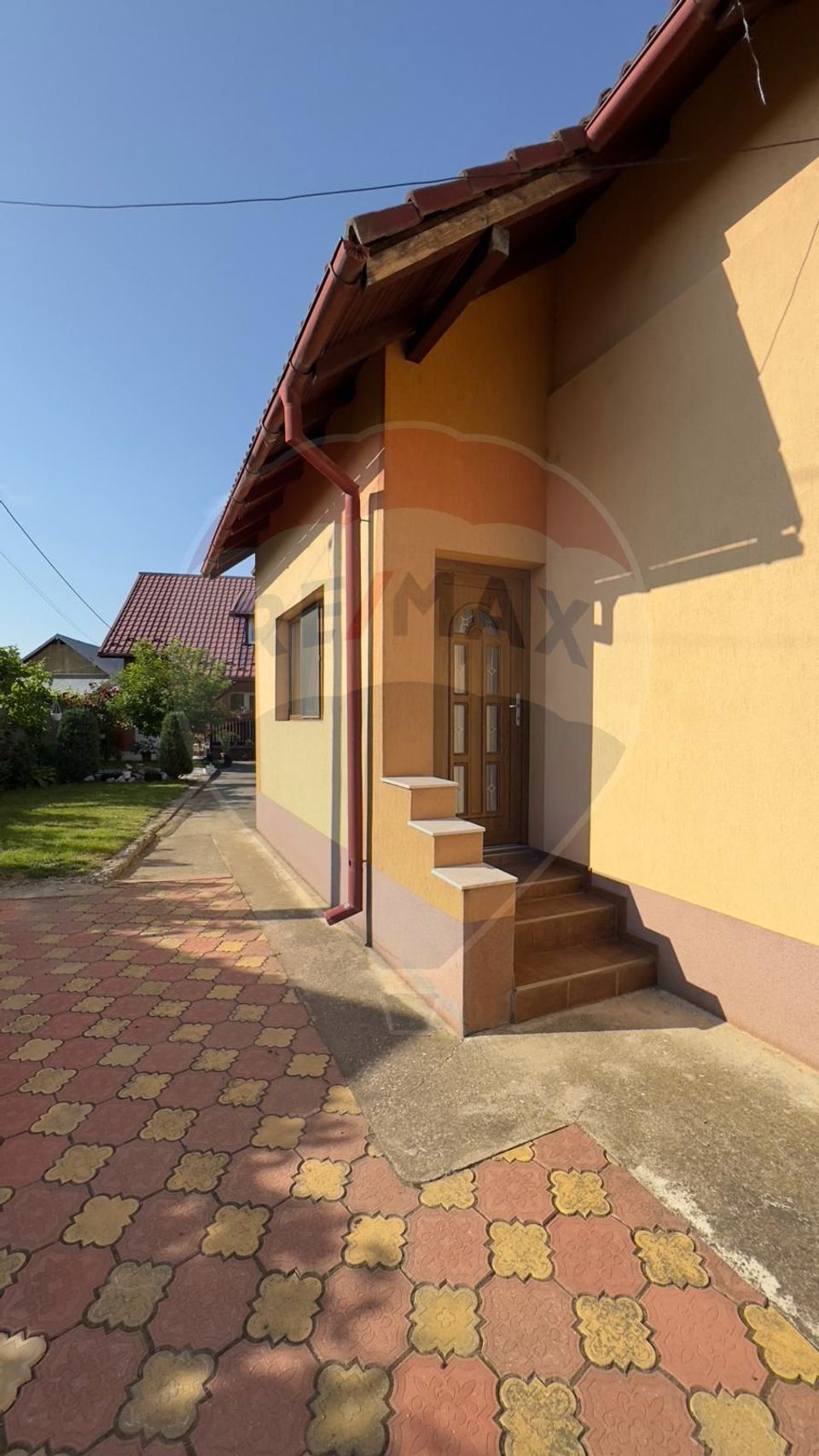 De vânzare 2 Corpuri de Casa si Teren 1388 mp in Geamăna, Bradu