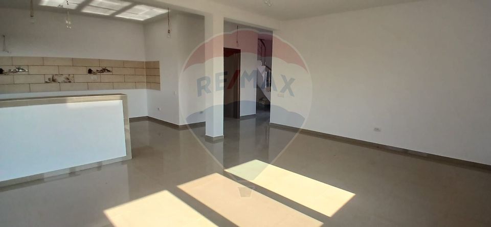 Casa individuala spatioasa cu 5 camere de vanzare in Corbeanca