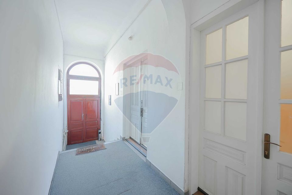 235sq.m Commercial Space for rent, Ultracentral area