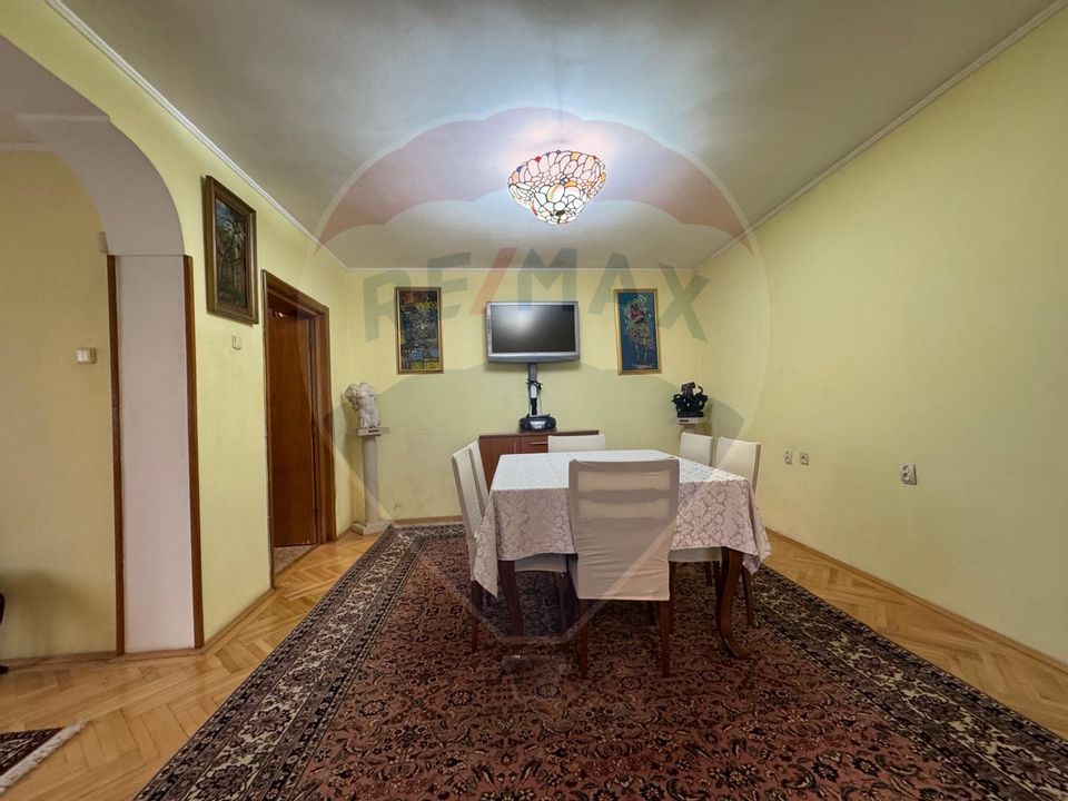 House / Villa with 6 rooms for sale in the area of 23 August (Catelul)
