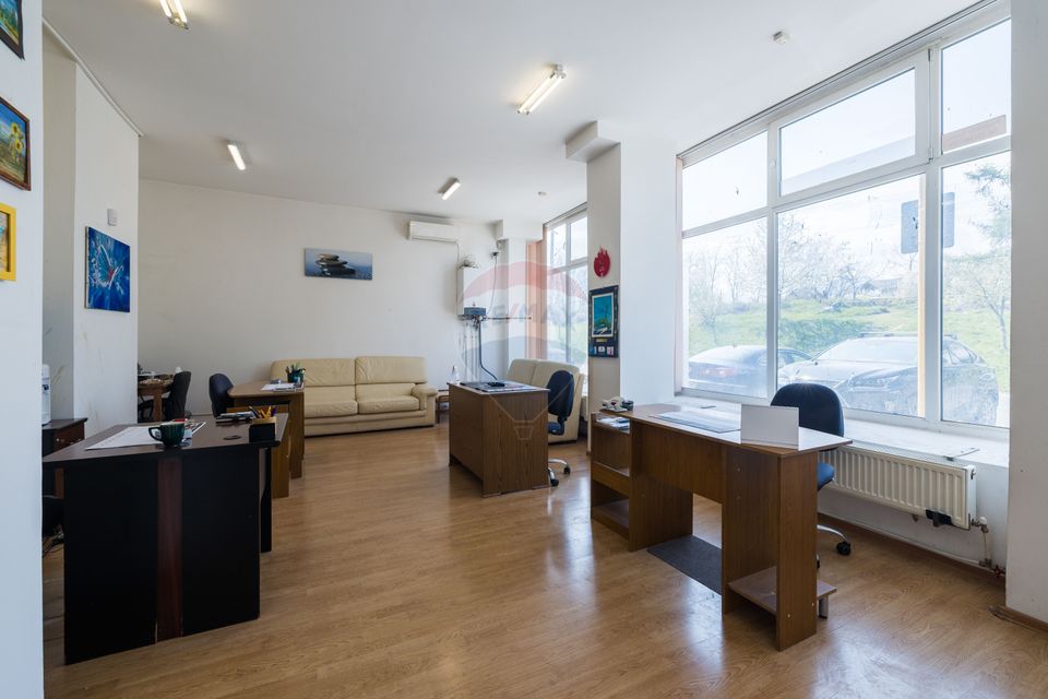 Commercial space with generous window and excellent visibility