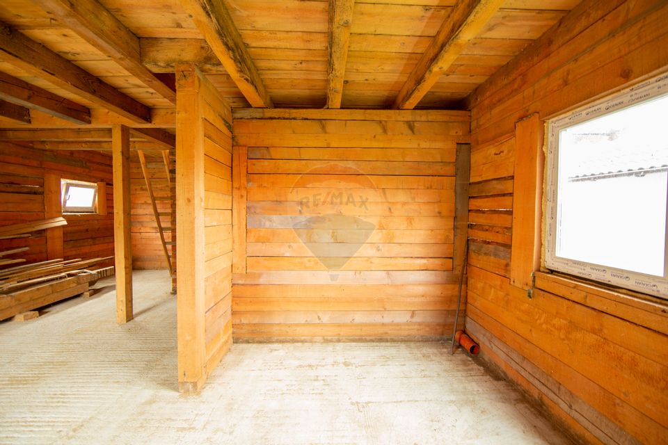 Duplex spațios – oportunitate pentru dezvoltatori sau două familii