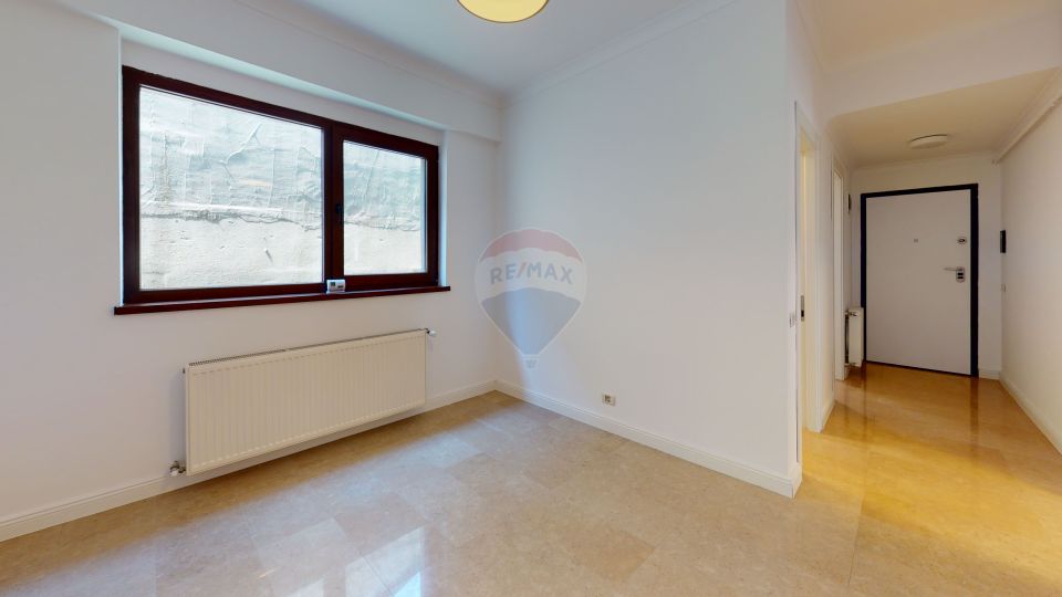 Apartament superb 5 camere, curte, 2 locuri parcare & boxa