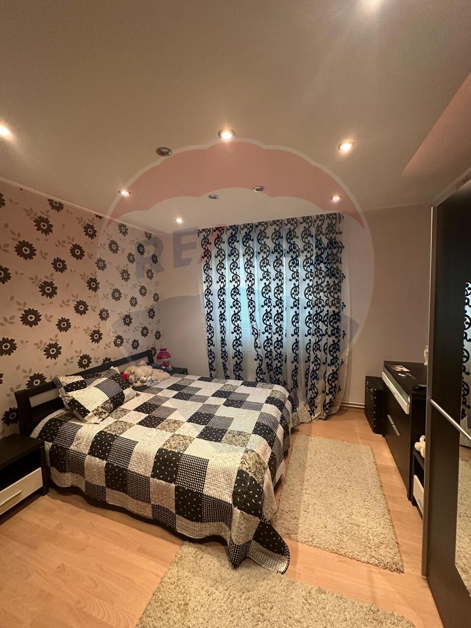 Casă spațioasă 6 camere, 2 băi, garaj spatios și terasă