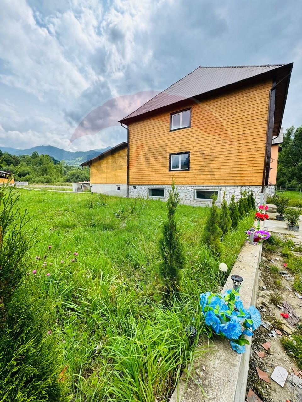 Hotel / Pensiune cu 9 camere de închiriat în zona Est