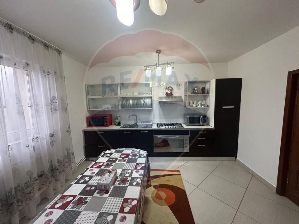 Casă spațioasă 6 camere, 2 băi, garaj spatios și terasă