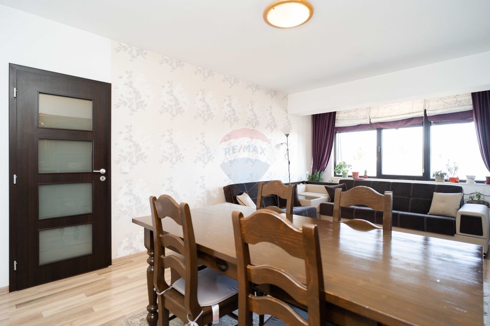 Apartament cu 3 camere de vânzare în zona Nicolina