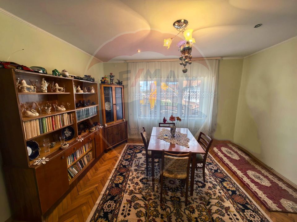 Casă spațioasă cu garaje în Seini | De Vanzare |