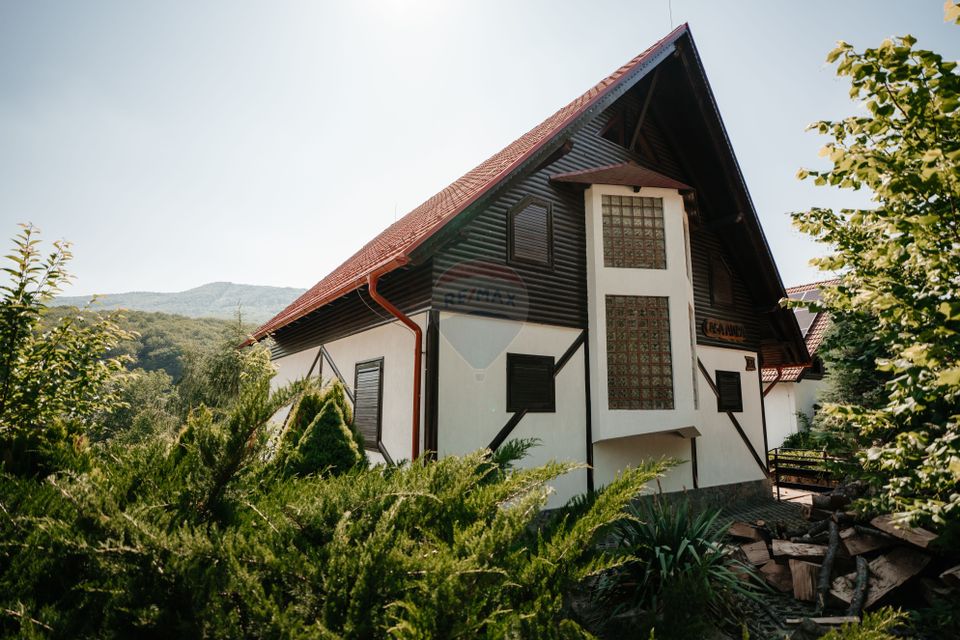 Vilă cu 6 camere, teren de 1000mp, într-un resort montan privat