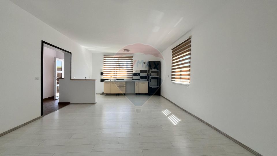 Casă cu vedere spre lac și pădure -deasupra  Barajului Ighis