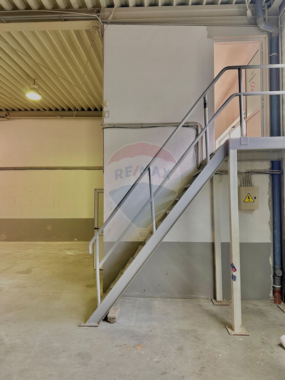 Hala de închiriat cu birouri în zona Micalaca