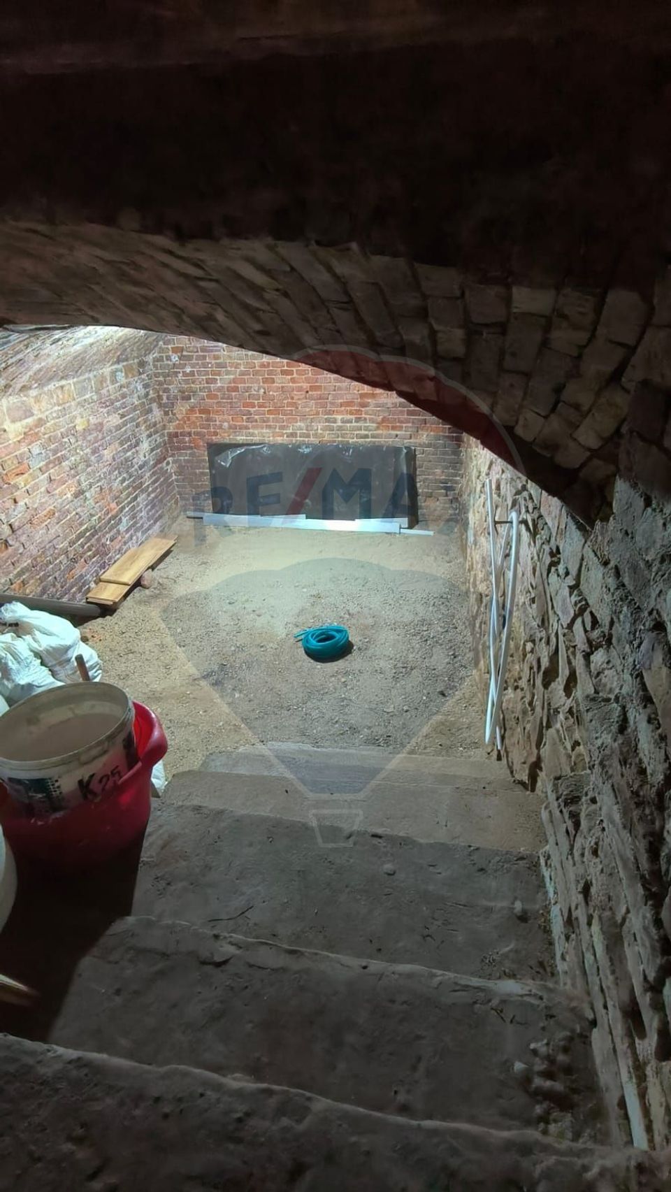 Casă cu 3 camere de vânzare în zona Centrală