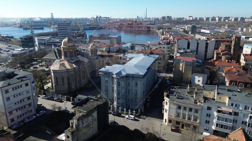 Vilă cu 16 camere de vanzare in zona Peninsula