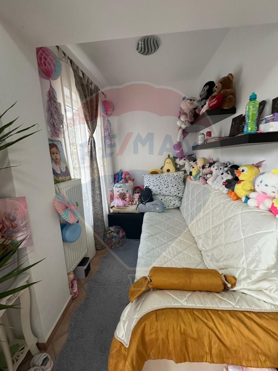 Casă / Vilă cu 8 camere de vânzare în zona Est