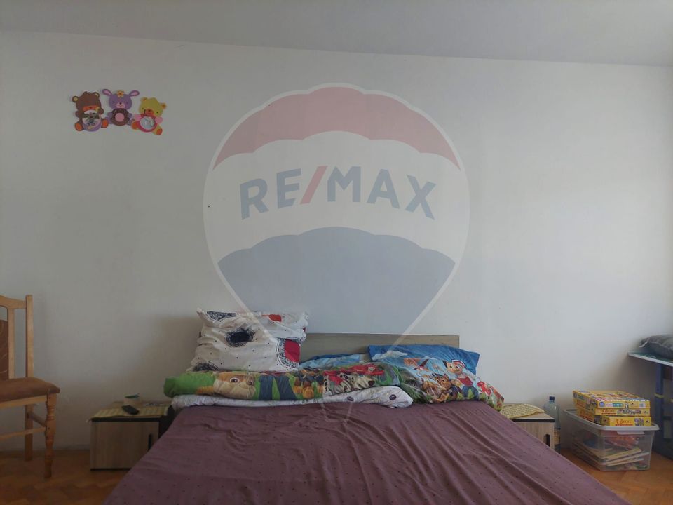 Apartament cu 4 camere decomandat de vânzare în Moinesti