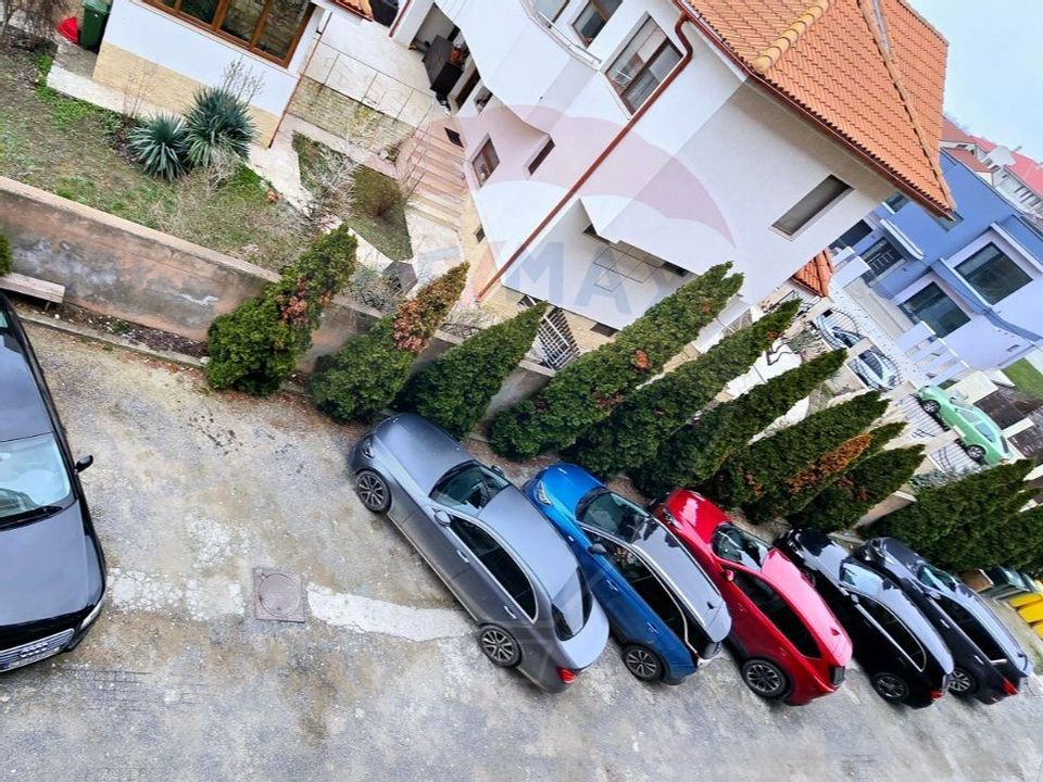 Apartament spatios cu loc de parcare privat în zona Palazu Mare