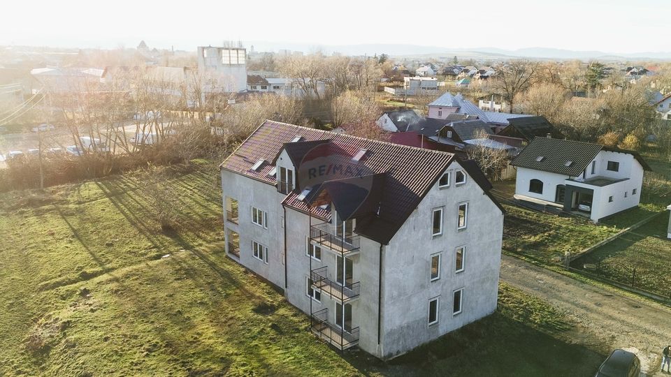 De vanzare bloc la gri format din 9 apartamente