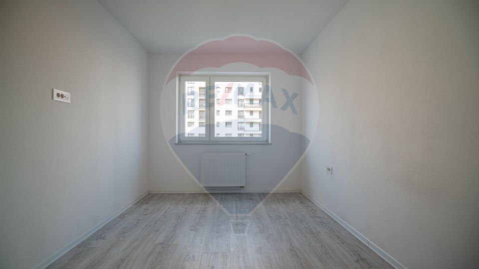 Apartament 2 camere nemobilat, cu loc de parcare si boxa | Coresi