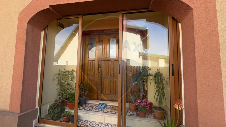 De vânzare 2 Corpuri de Casa si Teren 1388 mp in Geamăna, Bradu