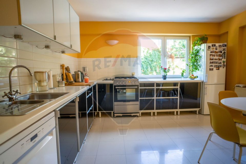 Casă / Vilă cu 10 camere si teren generos, Sos. Salaj