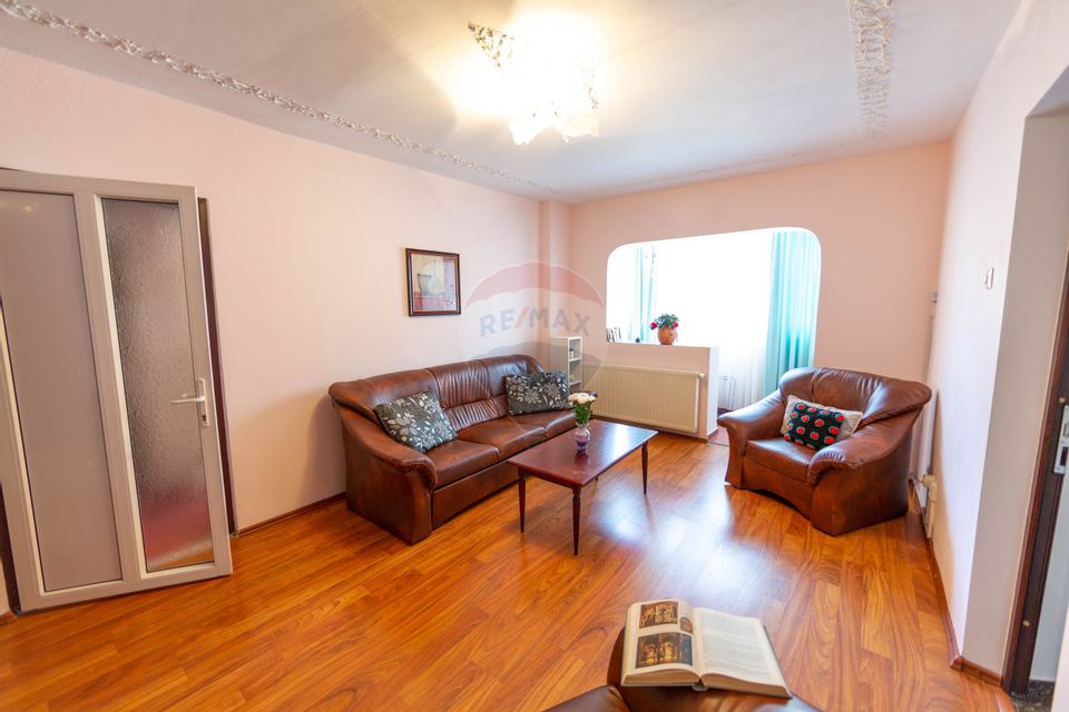 Spacious apartment for sale with 4 rooms, 2 bathrooms Răcădău