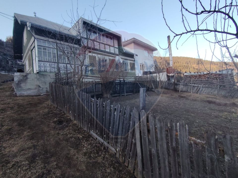 Case cu 7 camere de vânzare în comuna Panaci, sat Drăgoiasa.
